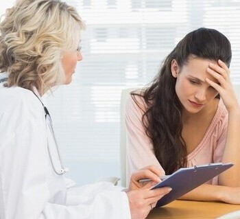 Женщина в плохом настроении беседует с врачом